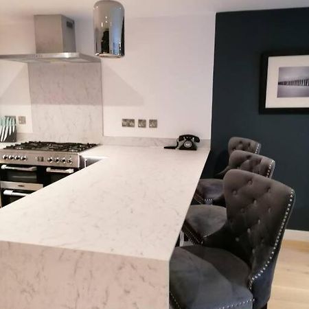 New Town House With *Free Allocated Parking* Appartamento Hove Esterno foto
