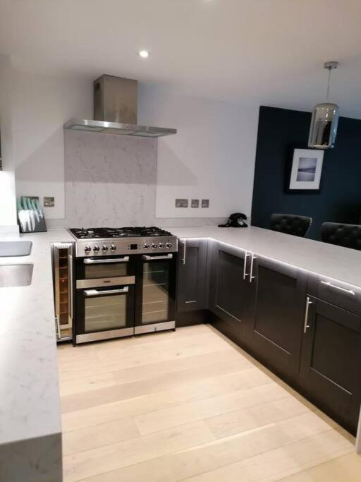 New Town House With *Free Allocated Parking* Appartamento Hove Esterno foto