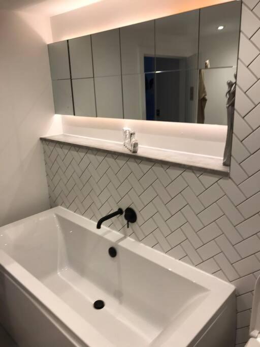 New Town House With *Free Allocated Parking* Appartamento Hove Esterno foto