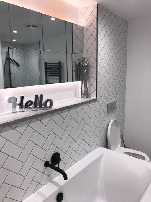 New Town House With *Free Allocated Parking* Appartamento Hove Esterno foto